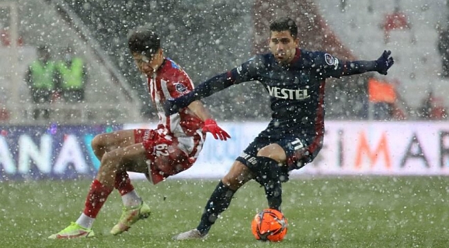 Lider Trabzonspor Sivas’ta takıldı! Kar yağışı maça damga vurdu…
